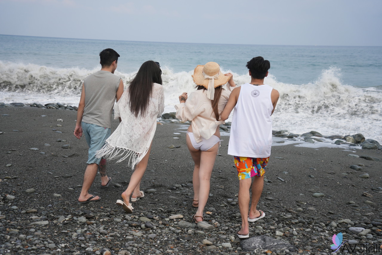 Похотливая Китайская Баба Han Nixi Получает Свое Влагалище Пронзено После Дня На Пляже