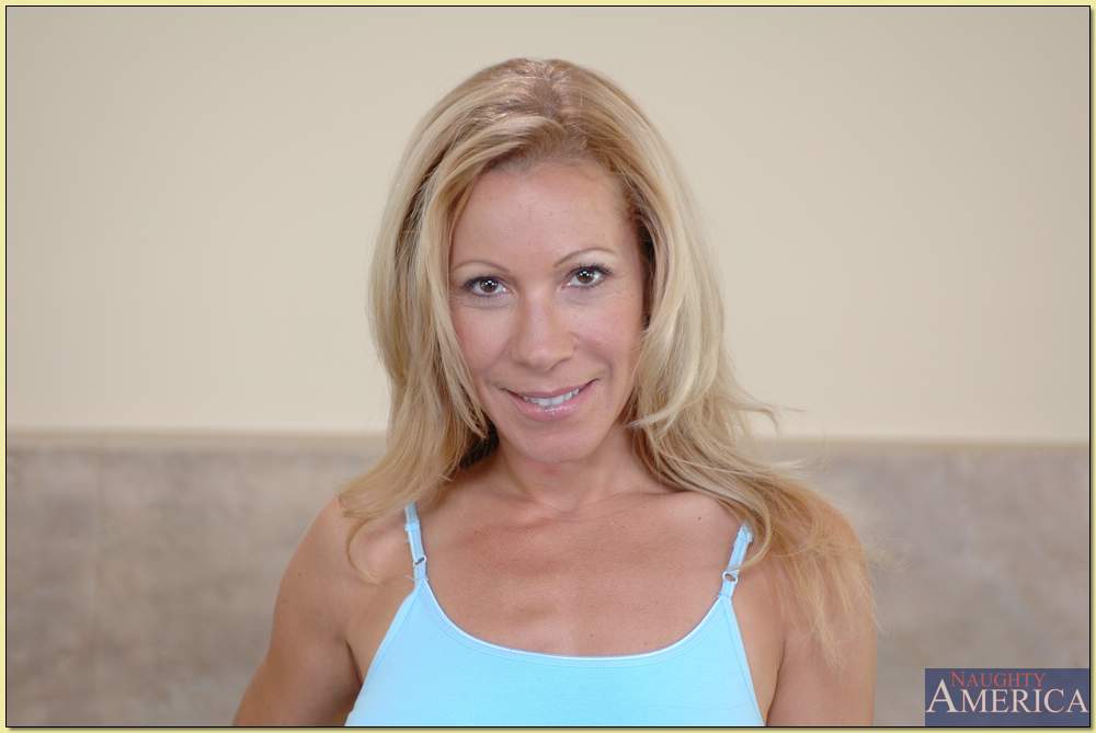 成熟辣妈Kimmie Morr在深入撞击后接受张嘴颜射