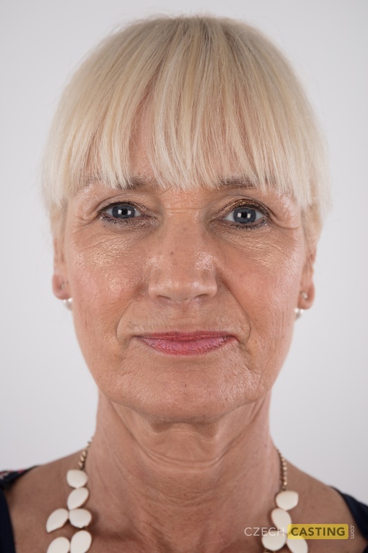 Daniela, Señora Rubia Mayor, Se Mantiene Orgullosa Durante Su Debut De Posesión Desnuda