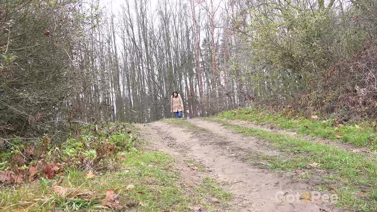 小さなティナが田舎道でおしっこをする、切ない女の子がおしっこが必要