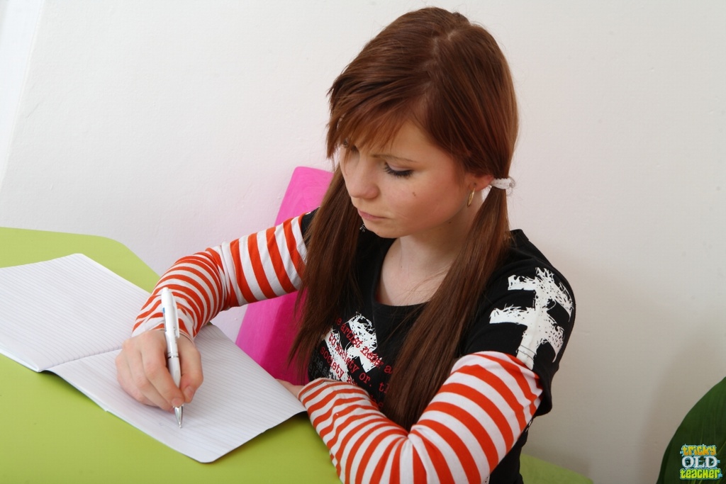 Jeune Rouquine Miriam Séduite Et Baisée Par Son Vieux Professeur