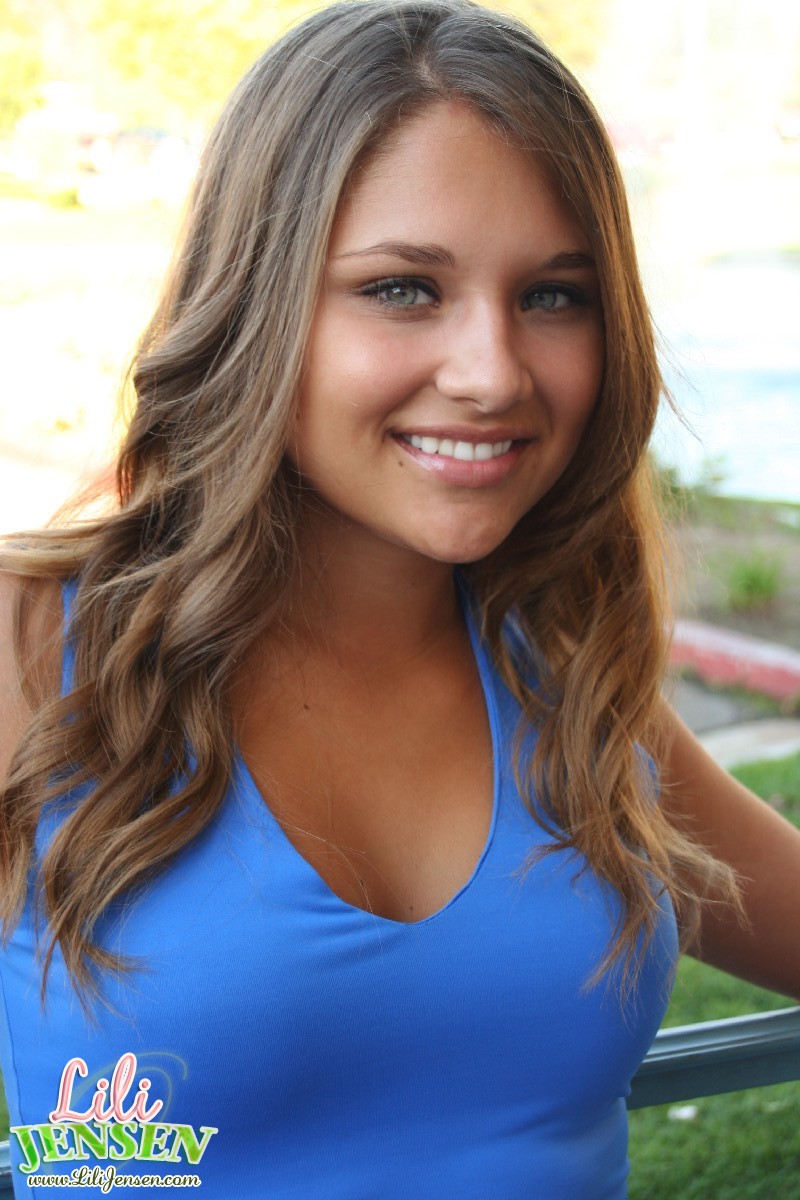 可爱少女莉莉·詹森把裙子滑到丁字裤遮住的屁股上