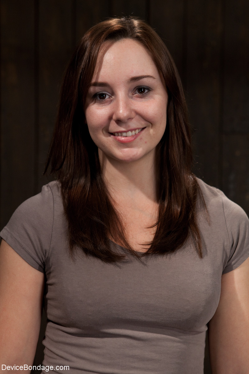 曲線美の美少女サシャが金属ボンデージでバックスタイルディルド罰を受ける