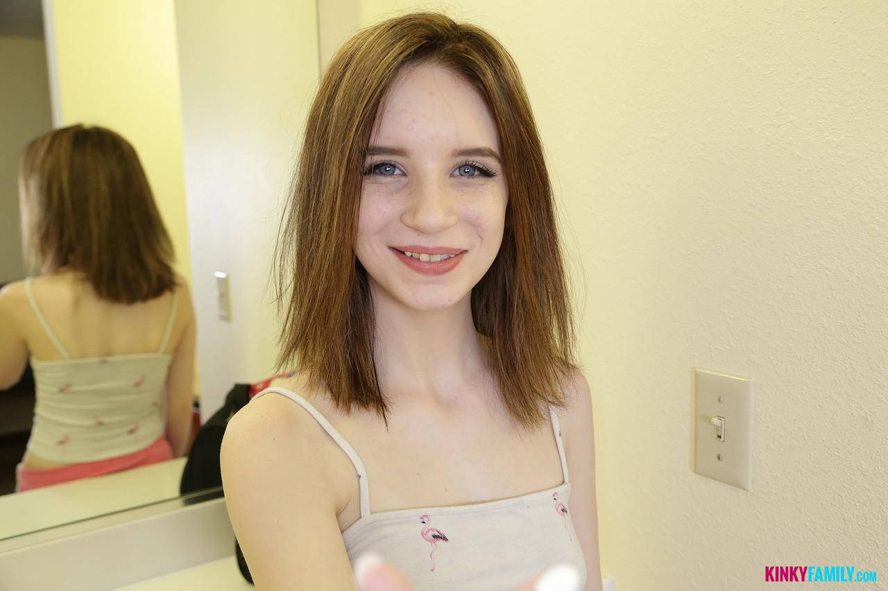 منظور الأخ غير الشقيق يفرك وينيك مهبل المراهقة ليلي مون