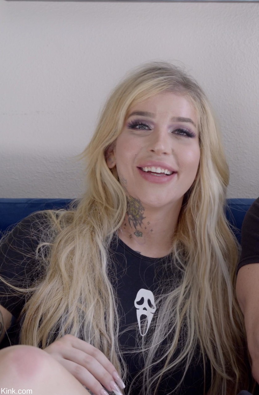 डेविन स्ट्रांग और ग्रेसी जेन किंकी बाइट्स हॉट फोटो में