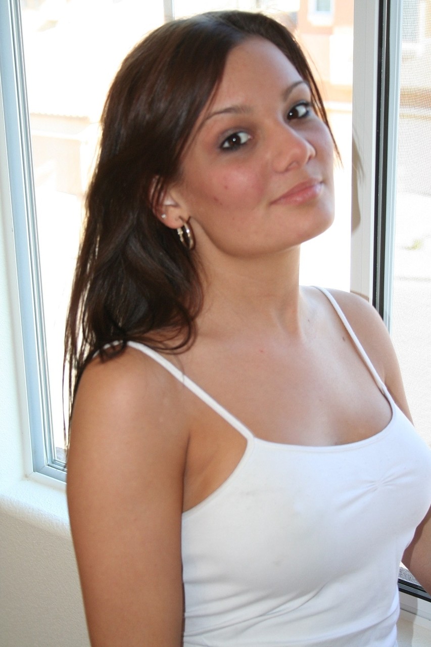 喫煙するスモーキングホットなティーンケイティが窓際で服を脱ぎ大きな胸を露出