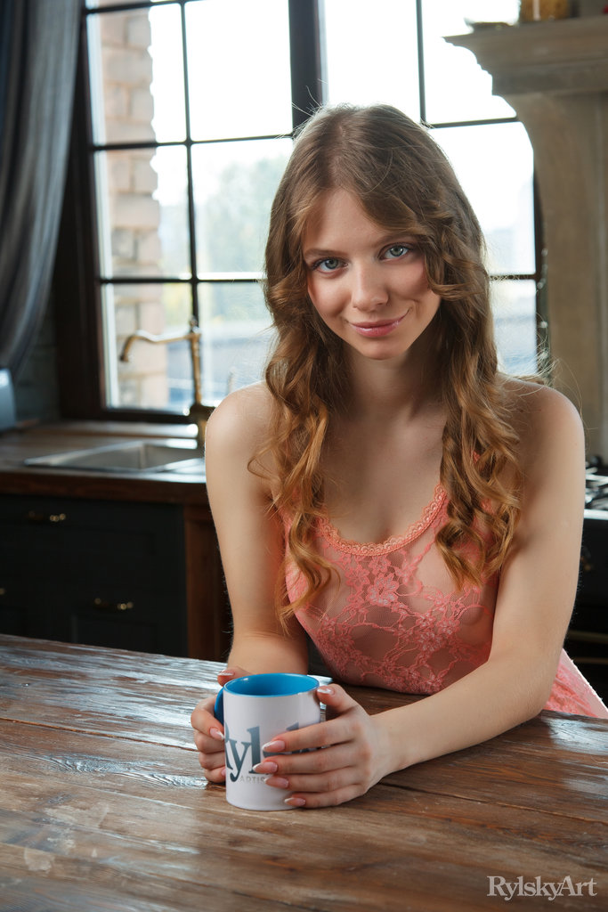 الشابة سييا تتجرد من ملابسها على طاولة المطبخ أثناء شرب القهوة