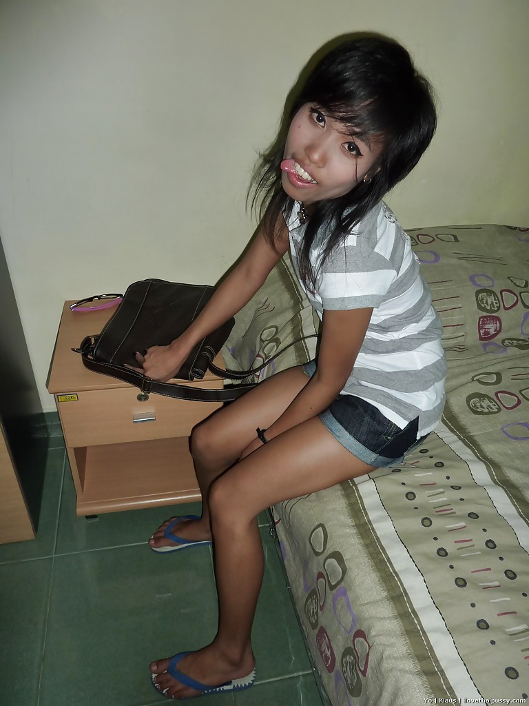 タイの小柄な女の子トゥーンがオナニー後にタイトなお尻に射精される