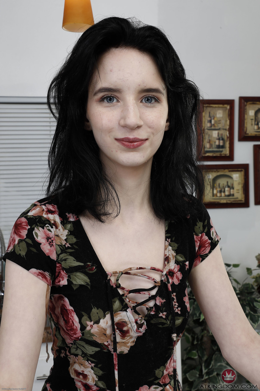 黑发少女莉莉月张开她的大屁股和剃光的阴道特写