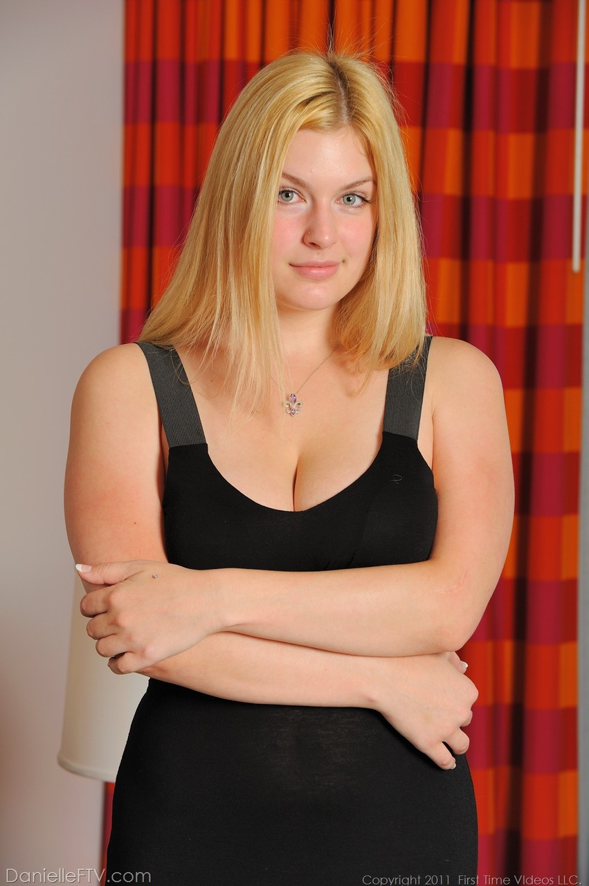 豐滿金髮獨自女孩自慰時張開剃光的陰部