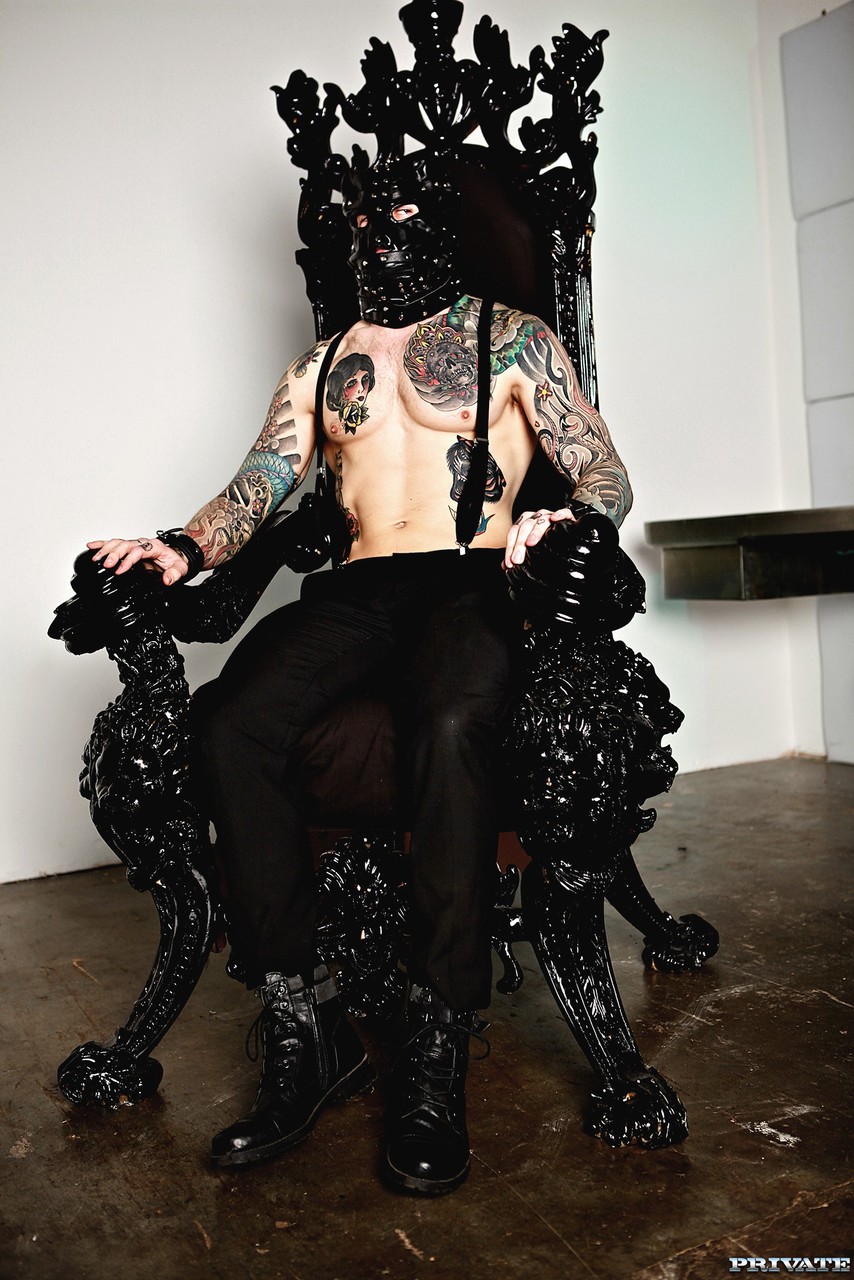 Кудрявая Кошка В Латексе Керри Луиз Получает Свою Пизду Рвущуюся От Члена Разрушена