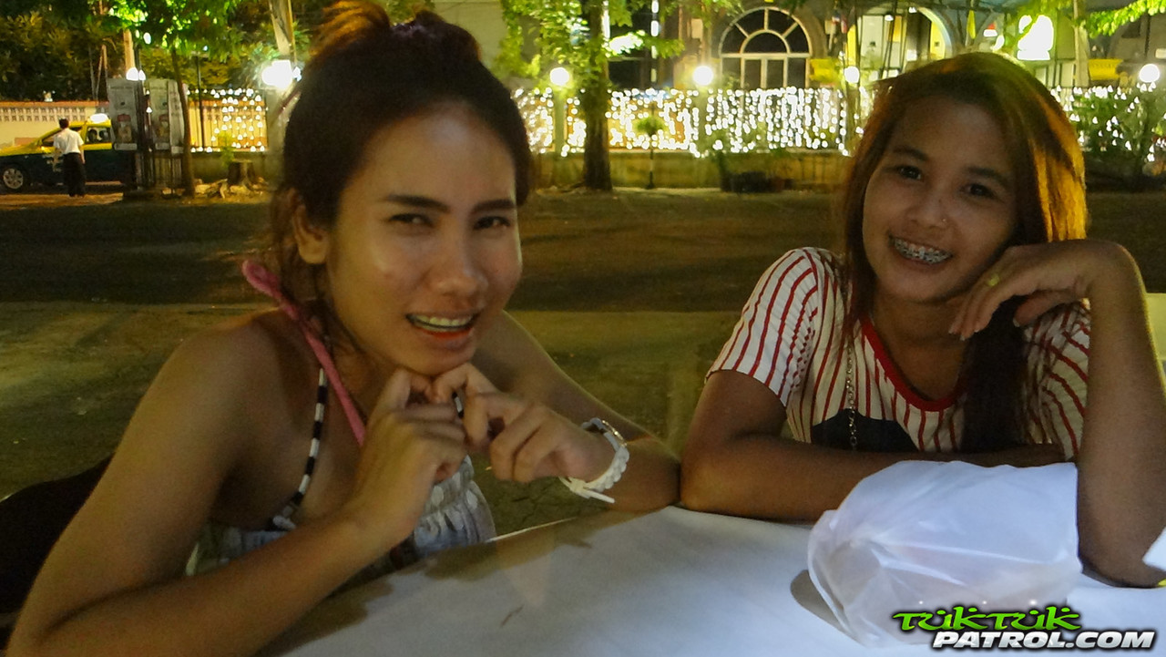 النجمة الآسيوية الهواة مينت بي تفتح ساقيها لنيك بوي قوي