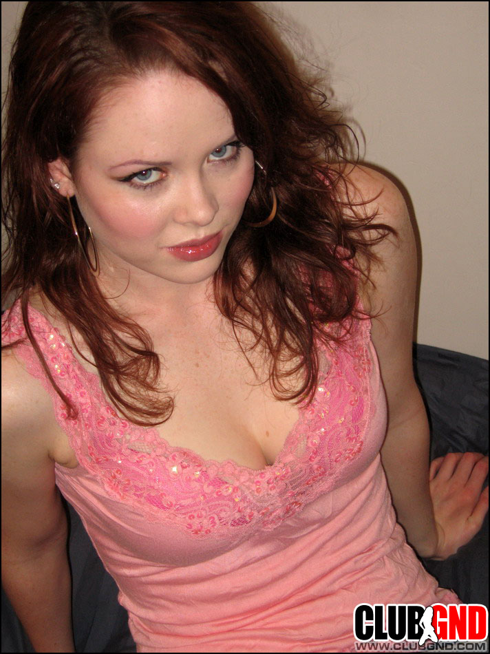 若い赤毛のラナがソロパフォーマンス中に服を脱ぐ