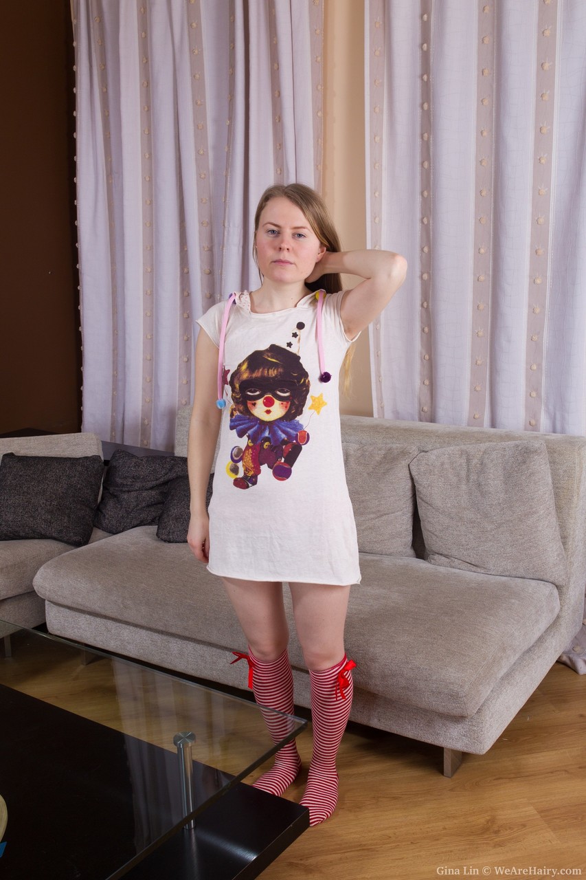 吉娜可爱金发女郎脱光展示她的私处 在独处时