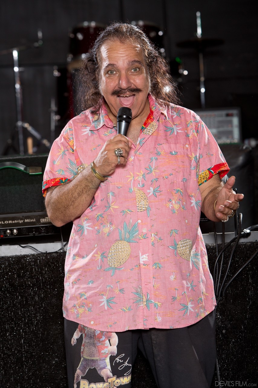 ジェニファー・ホワイトはこのブルネットの輪姦で多くの男たちに滅ぼされる