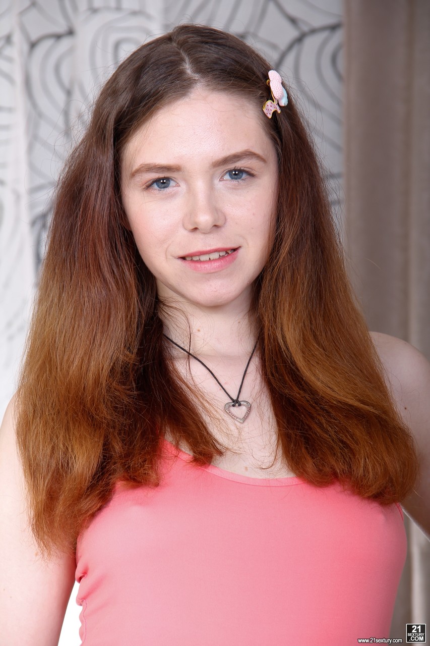 小个子俄罗斯人Maia Little独自展示她天然的小宝贝