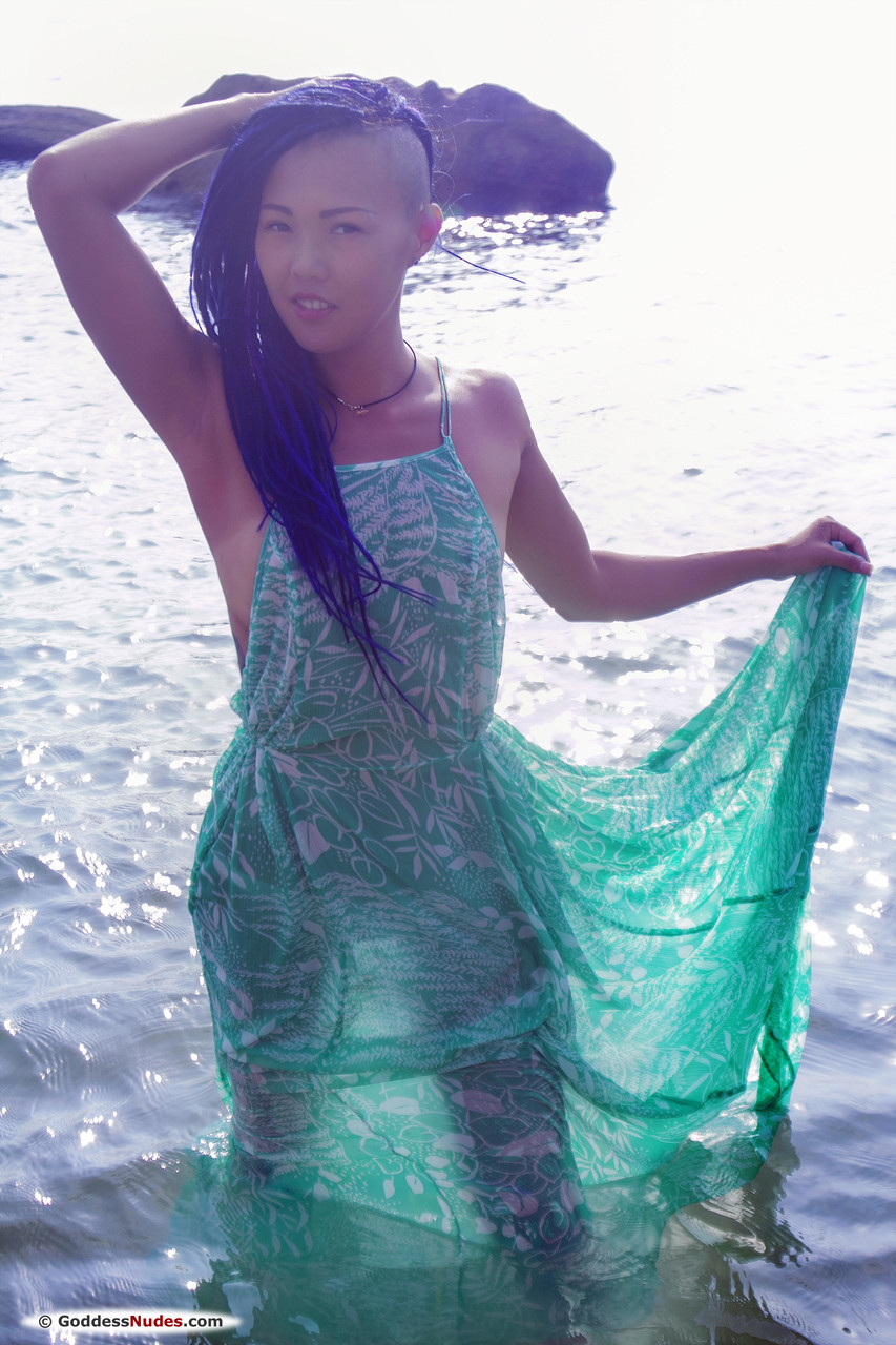 الجولي الحلوة إلهة عارية في معرض إباحي ساخن