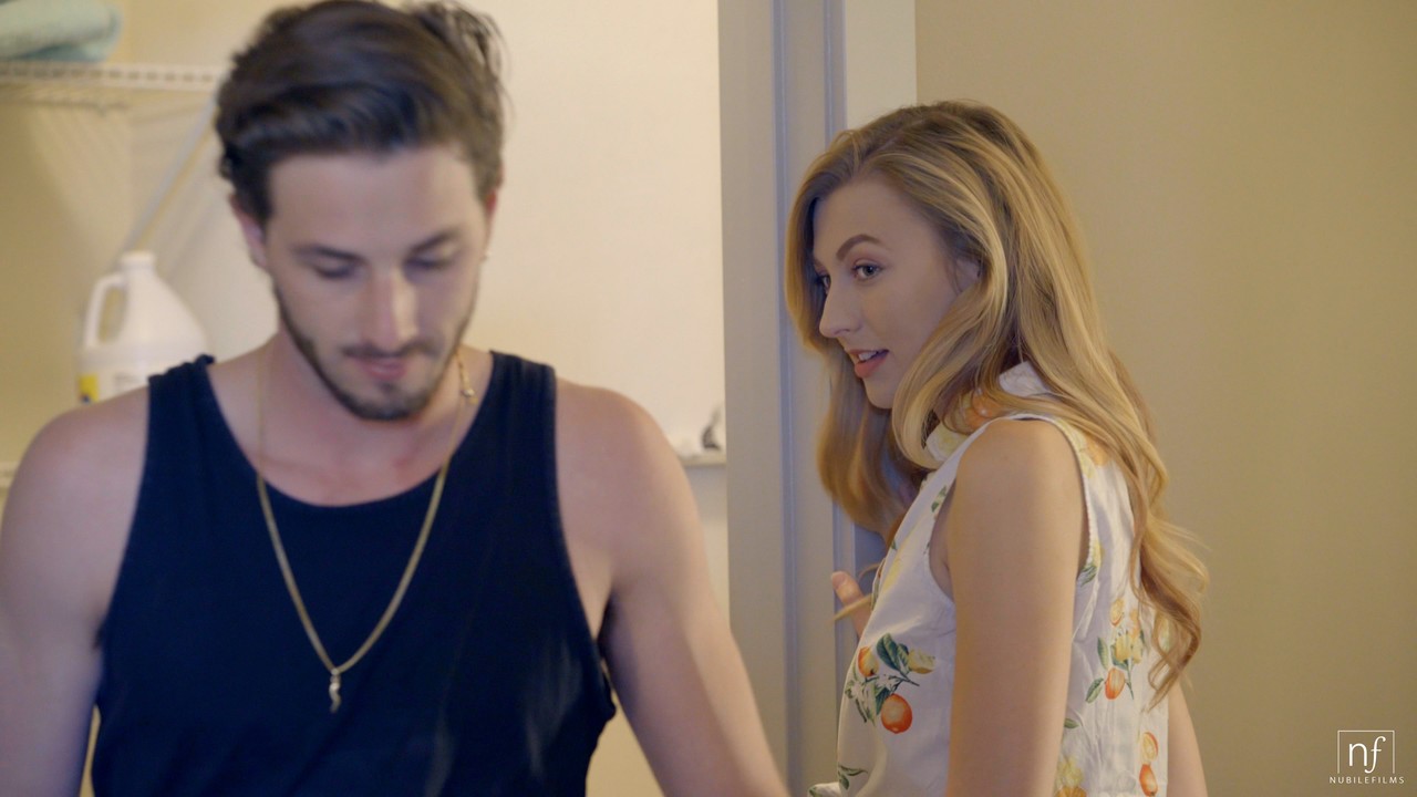 Блондинка-Подросток Алекса Грейс Соблазняет И Трахает Слесаря Своего Дома