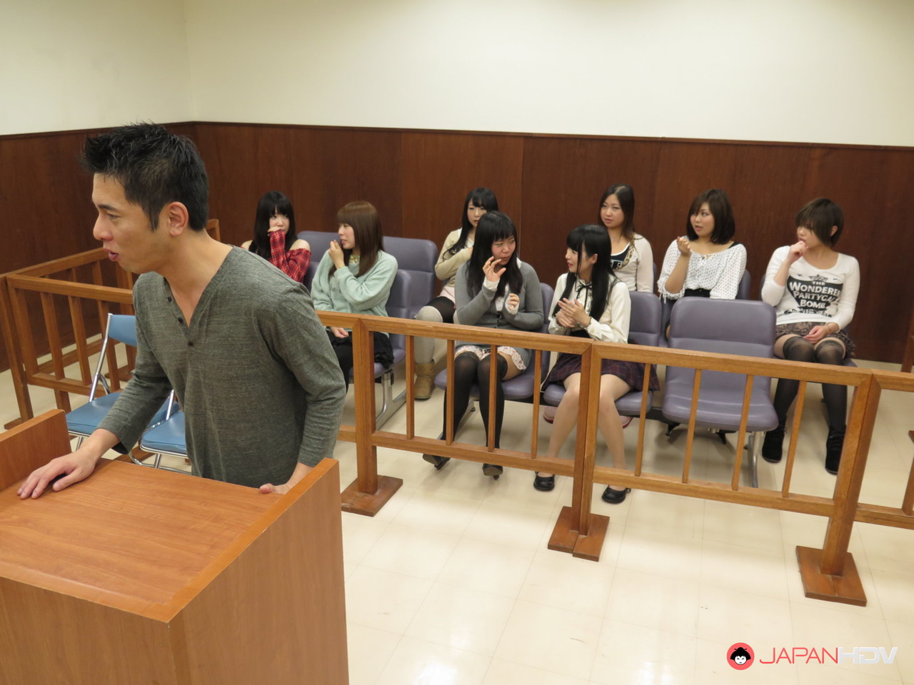 Jeune Japonaise Reçoit Une Éjaculation Interne Lors D'un Sexe De Groupe Au Tribunal