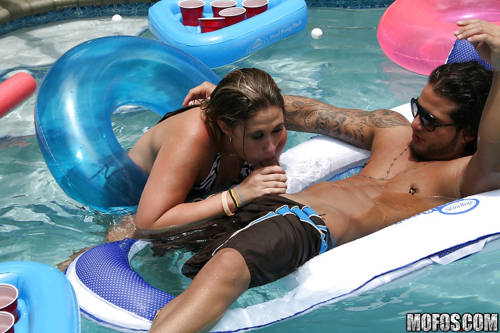 プールサイドで激しいピストン 小胸なスケベ金髪娘に