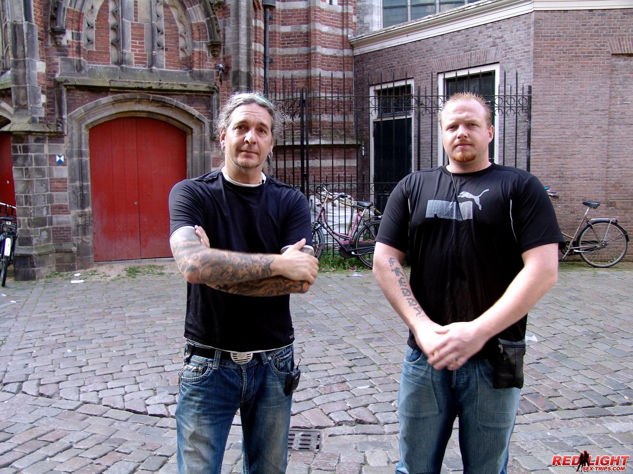 金发妓女在阿姆斯特丹为同事提供性缓解