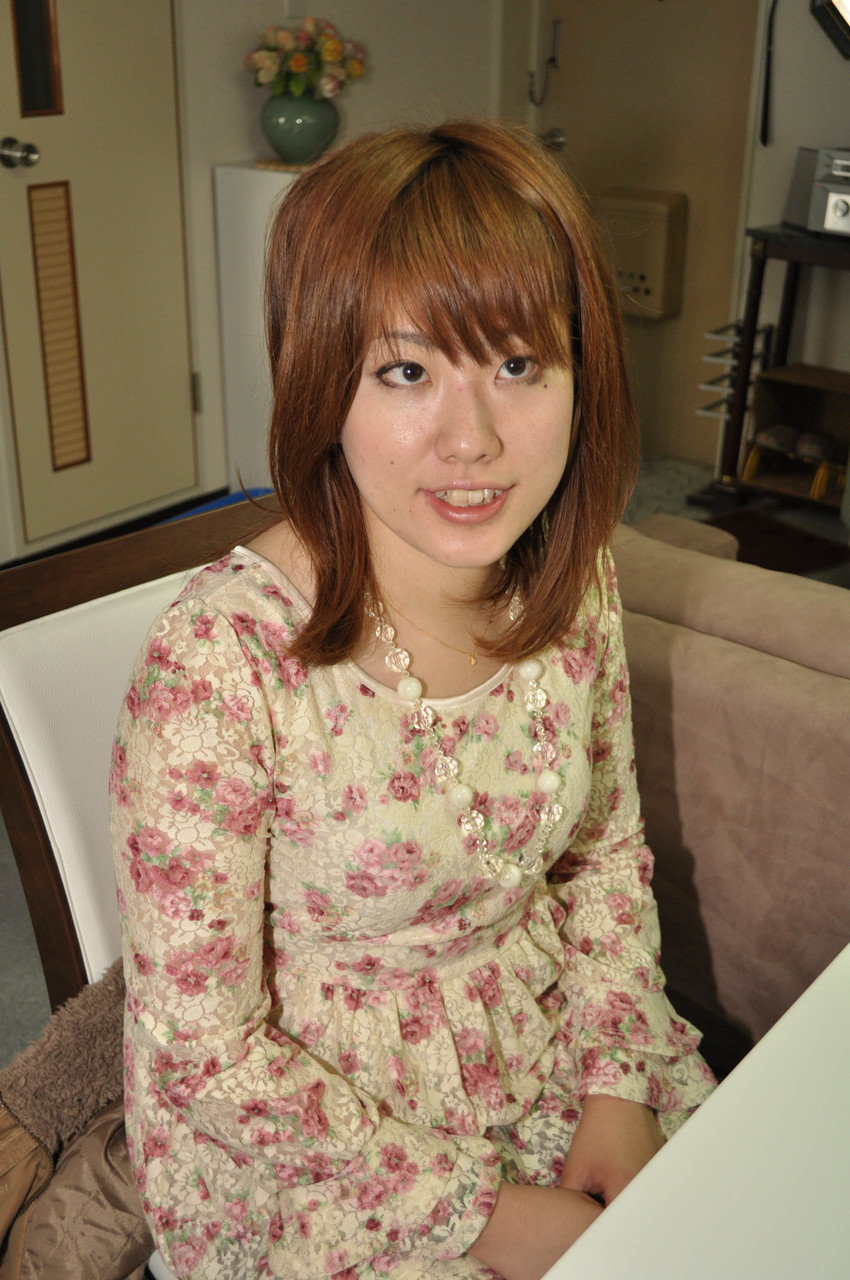 アジアの美少女が服を脱いで小さな乳房と毛深い膣を見せる