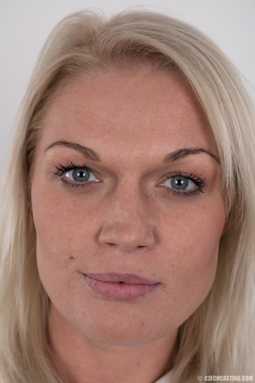 チェコスロバキア人女性が初めて服を全部脱ぐ