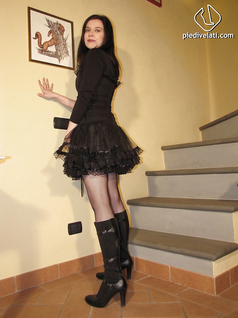 ブラネットのビッチLoloがセクシーなパンティストッキングで小さな足をみせる