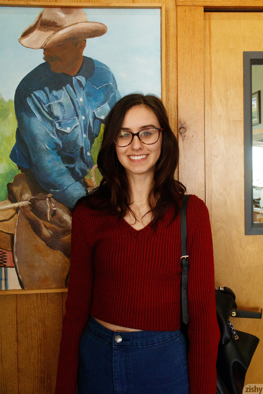 背の高い素人美女ジャスミン・シムコがセクシーな黒いボディストッキングでポーズを取る