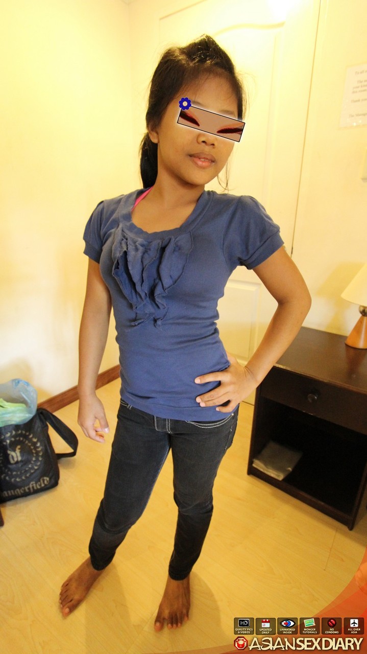 固いおっぱいのアジア人娘がベッドでセックスを顔に精子をかけて終える