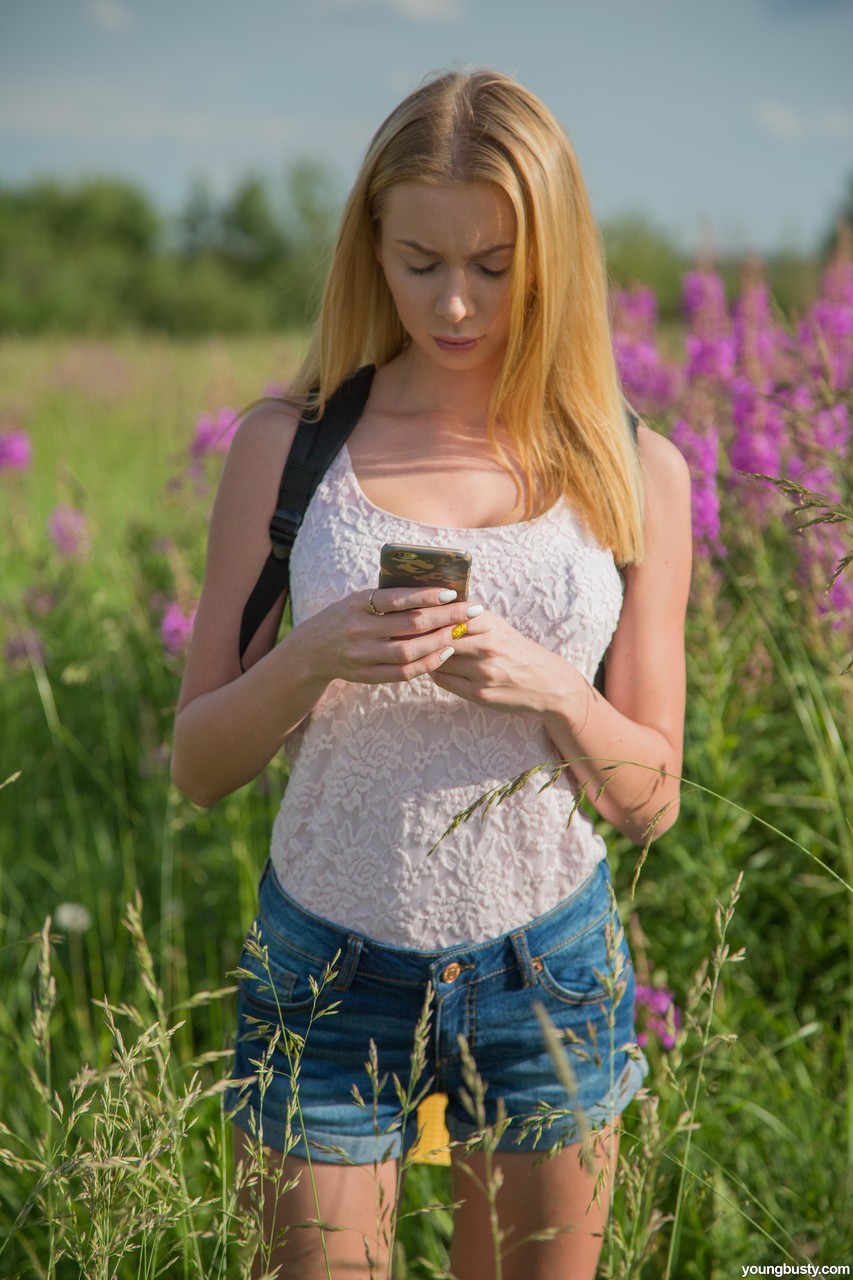 किका अपने बॉयफ्रेंड को एक स्टीमी आउटडोर ब्लोजॉब और हार्डकोर सेक्स देती है