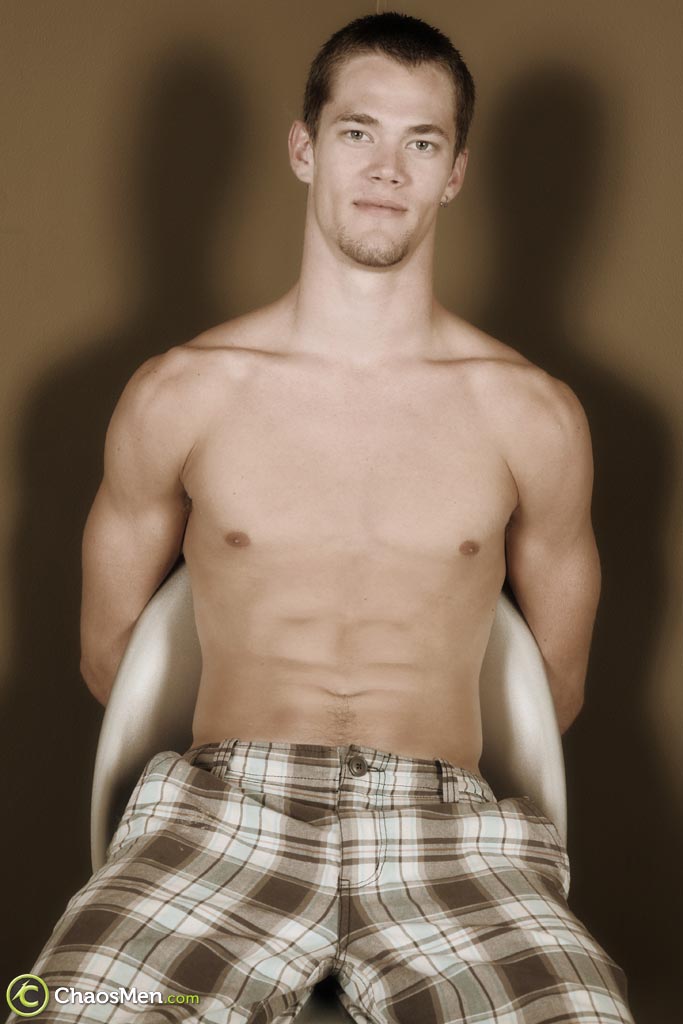 布莱恩在诺瓦克脱衣蒙眼后吮吸他的变态阴茎