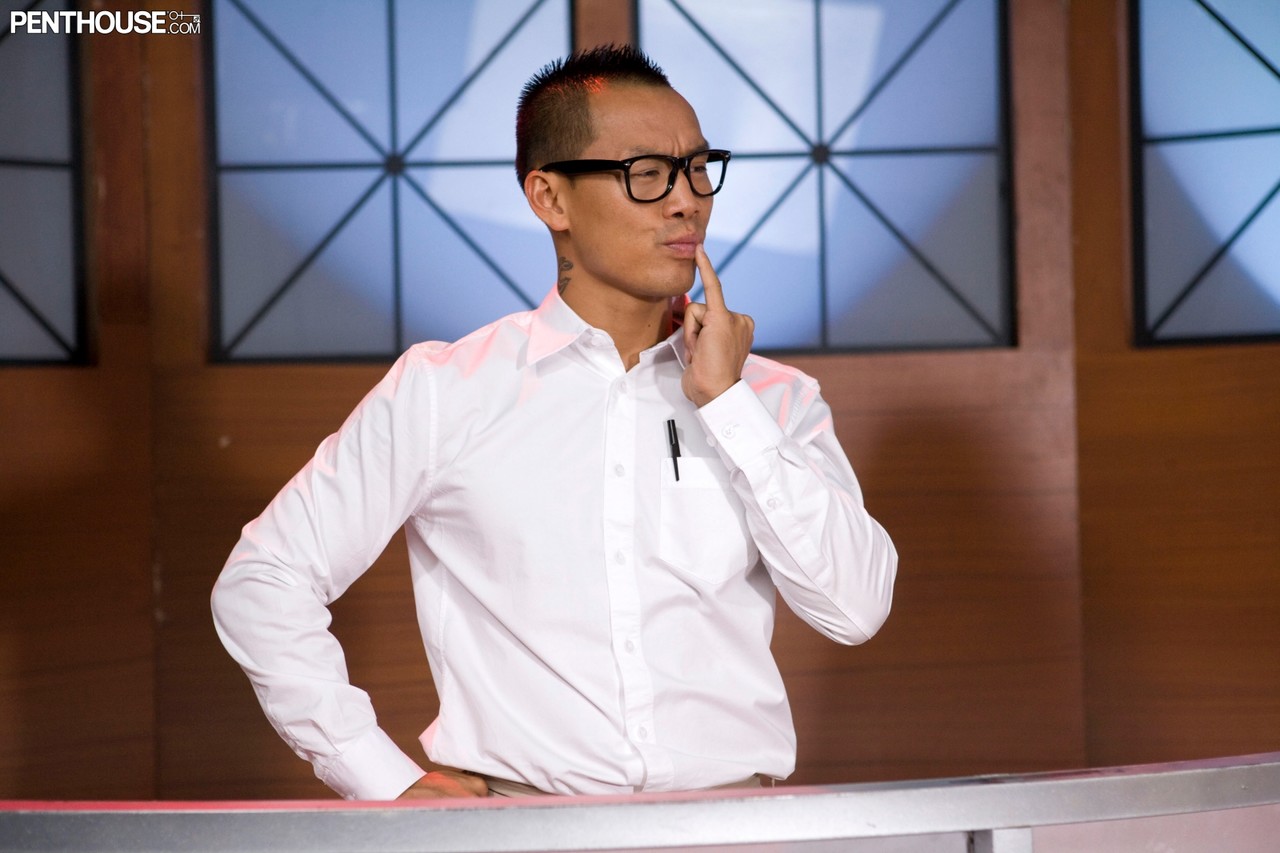 四月奥尼尔和尼基丹尼尔斯舔屄和秀大奶子