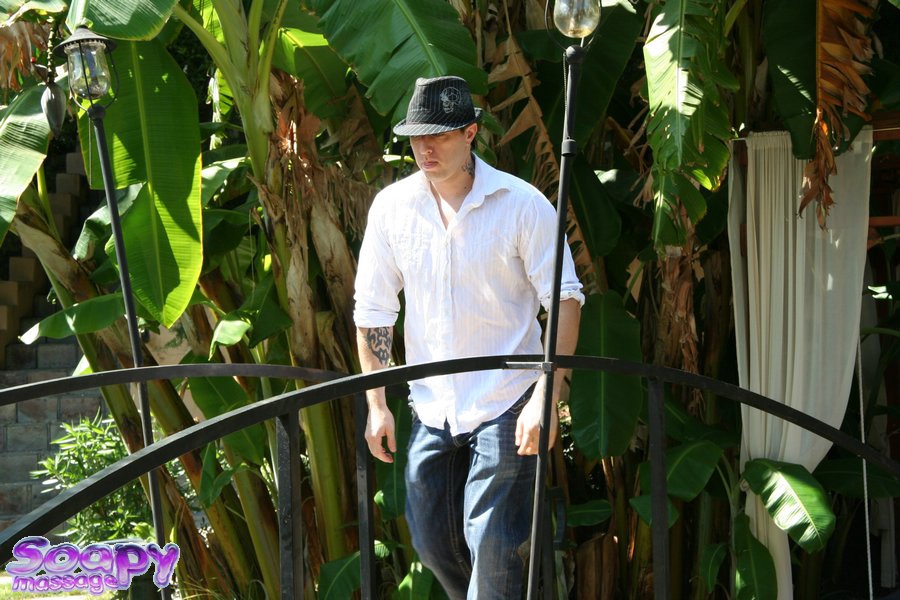 小さな金髪のミルフリンゼイ・メドウが全身を手でマッサージするためにオイルを塗りながらヌードになる