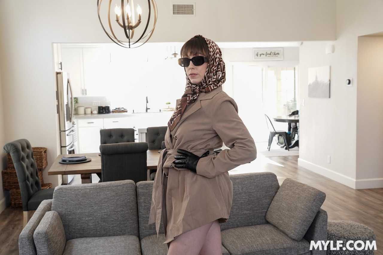 いちゃもん娘のJenna Noelle が息子の先生とセックスして顔射を受ける