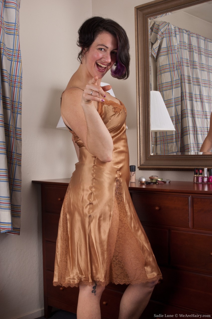 性感萨迪露恩张开她浓密的嘴唇