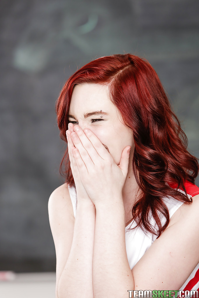 عذراء شعرها أحمر تلميذة Trinity May تظهر فرجها