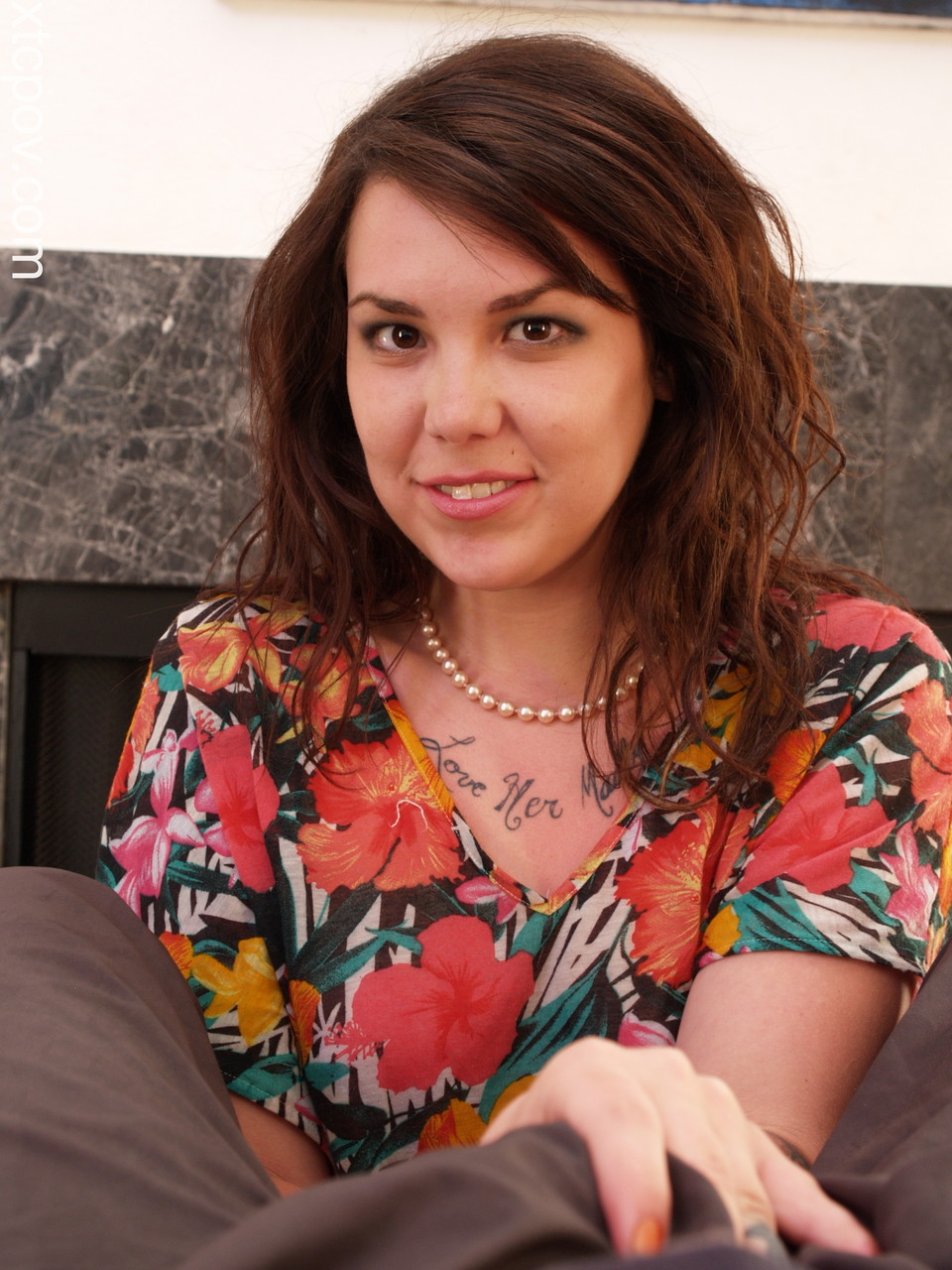 POV 与有纹身的甜心宝贝布朗性爱 Greatly 分开双腿