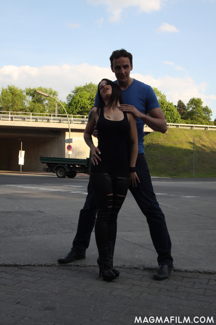 जर्मन अविवा चमड़े में नकली चूचियाँ दिखाती है और जंगल में नंगी चुदाई करती है