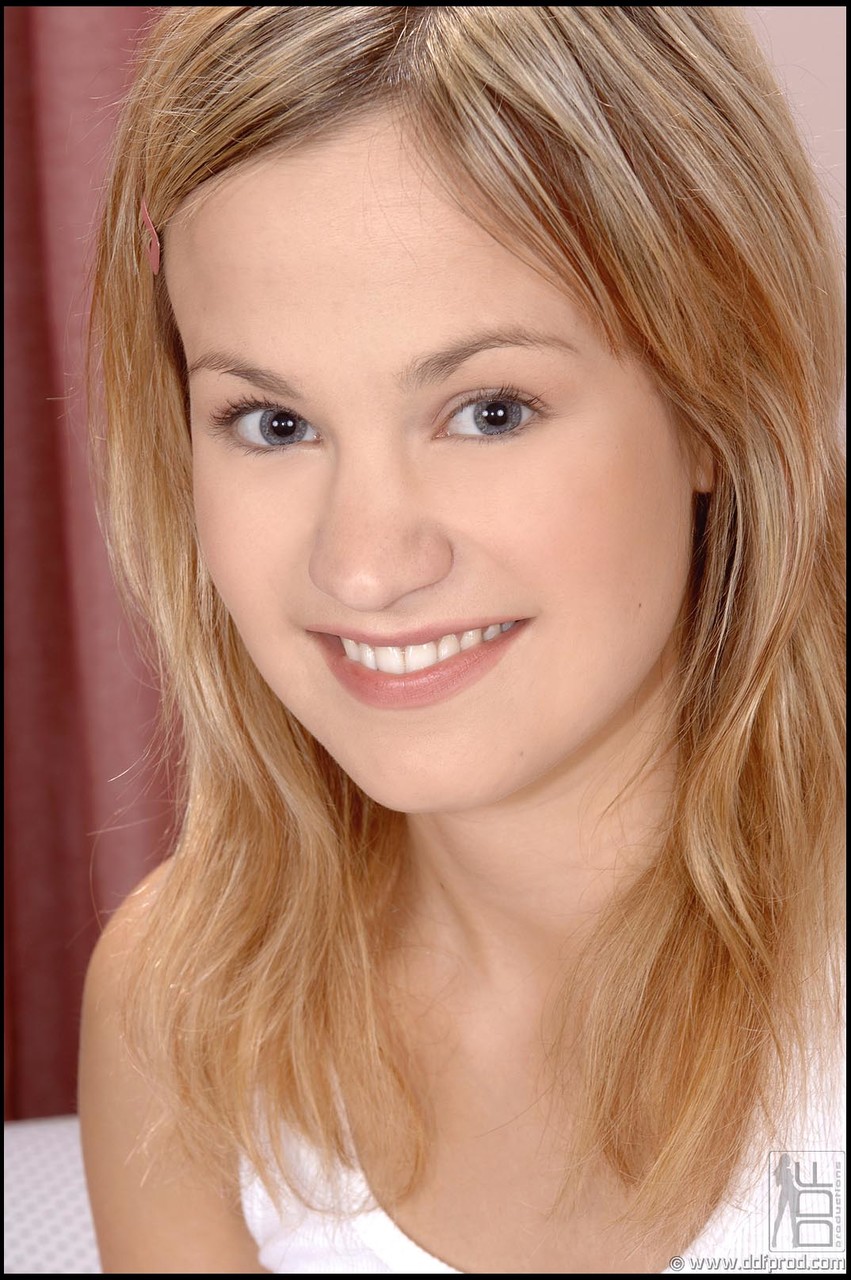 شابة أوروبية لويجينا تمصق两个 أعضاء ذكر ويتناقلهم من الخلف