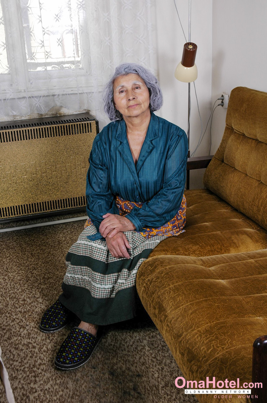 शरारती दादी लेसी स्टार अपनी पुरानी और भूखी योनि के साथ डिल्डो के साथ खेलती हैं