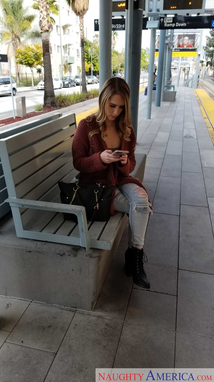 كادنس لوكس في الجوارب السوداء تظهر فرجها المشعر المفتوح