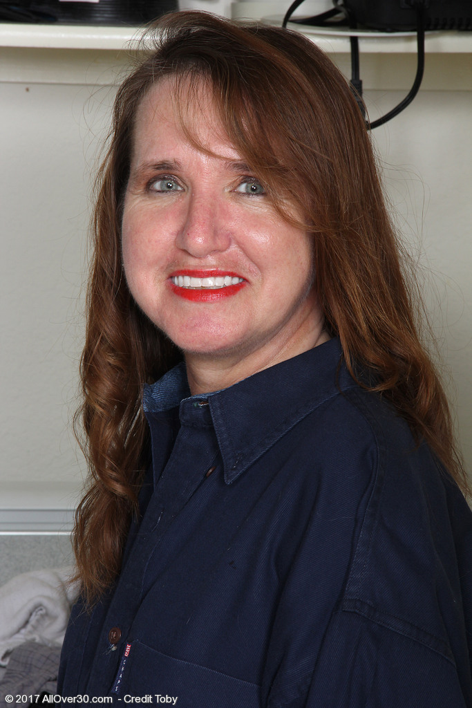 تيري بازيلي تتعرى وتعرض شعرها العانة