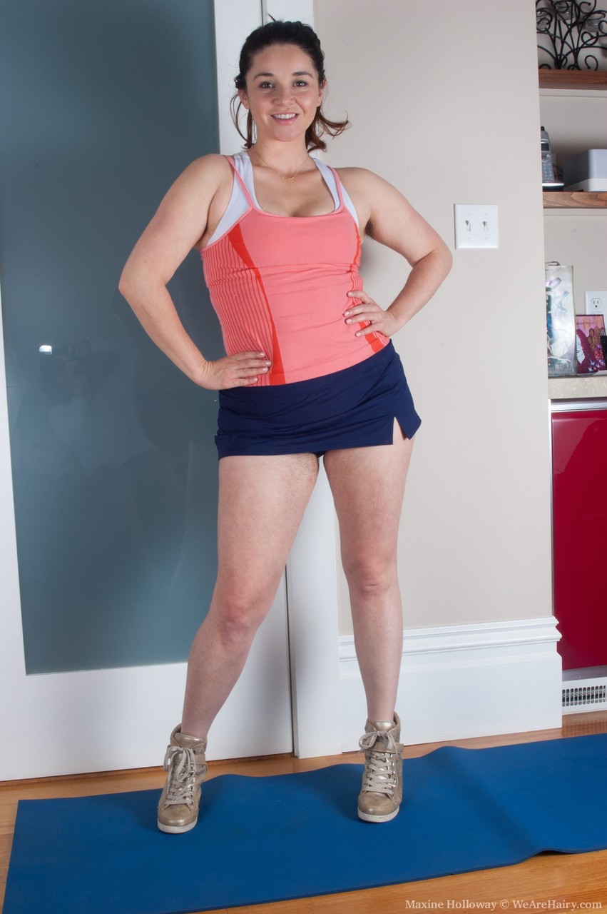 मोटा बालों वाला एकल: मैक्सिन होलोवे अपनी योनि दिखाती है