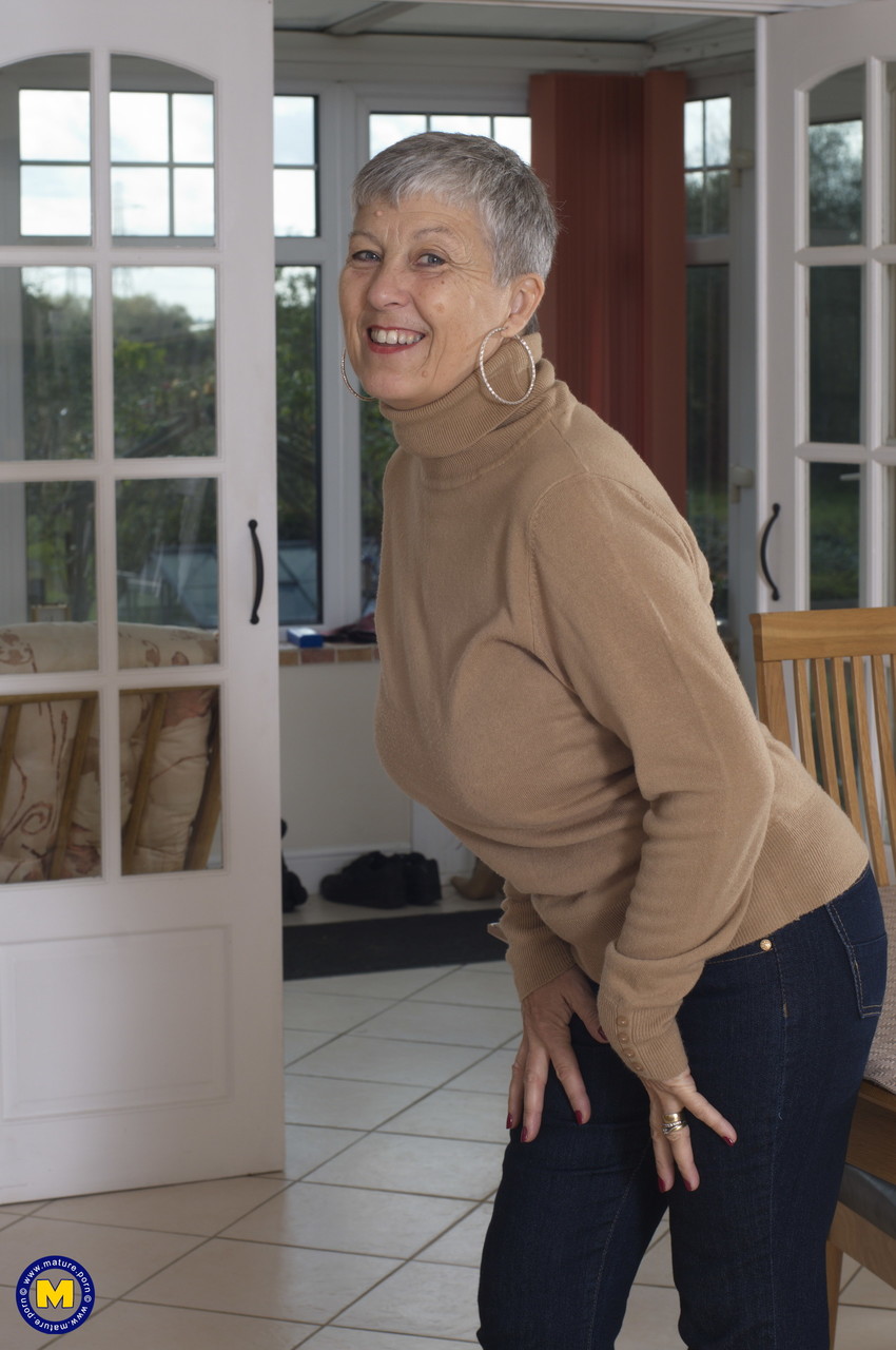 छोटे बालों वाली दादी सावाना अपने प्राकृतिक स्तनों के साथ खेलती है और हस्तमैथुन करती है