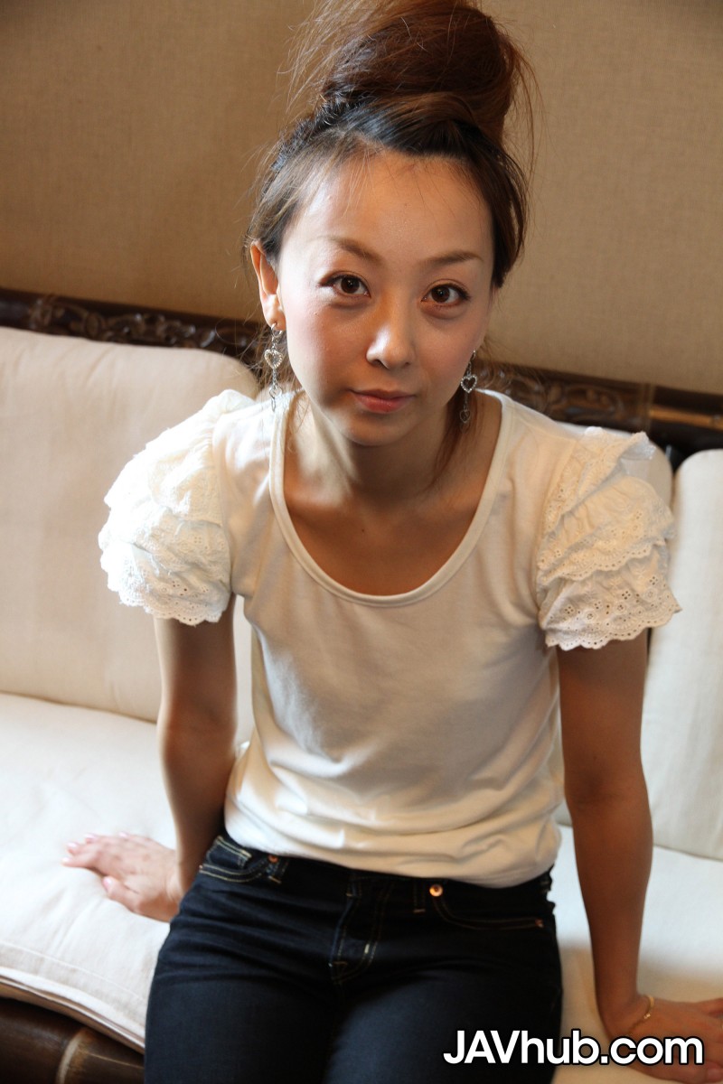 可愛い日本の女の子木乃美裸で髪を上げた