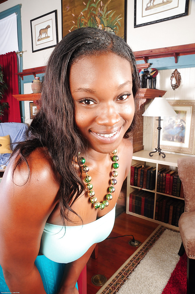 Amatrice Noire Lyric Écarte Le Vagin Rose Après S'Être Déshabillée