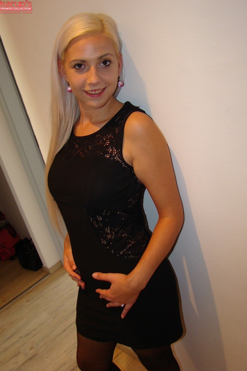 Galería Amateur De Una Rubia Impresionante En Medias Y Tacones Altos