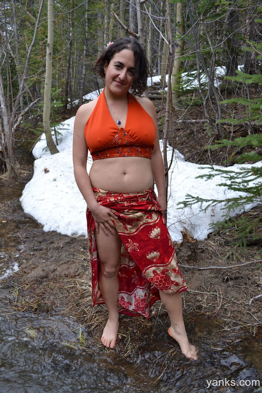 Simona Montre Ses Gros Seins Et Se Frotte La Chatte Poilue