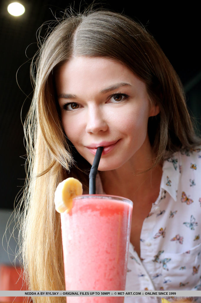 Nedda A 在阳台上释放她纤细的身体